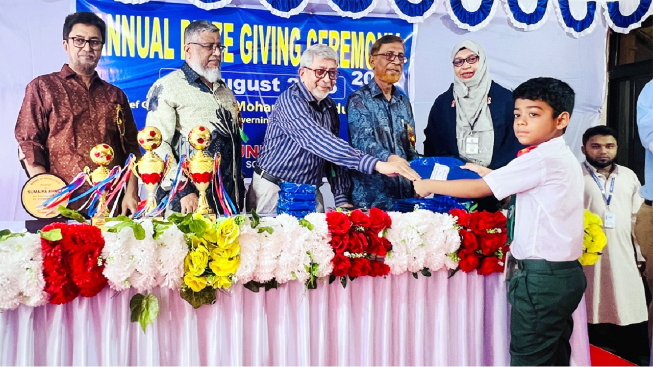 সিলেটে সানিহিল স্কুল অ্যান্ড কলেজের পুরস্কার বিতরণ করছেন ড. আব্দুর রব