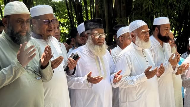 শহীদ তুরাবের কবর জিয়ারত করছেন ডা: শফিকুর রহমান