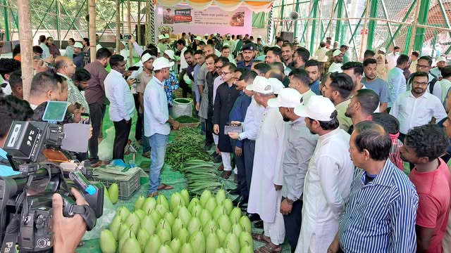 হাট উদ্বোধন করছেন বাণিজ্য মন্ত্রী খন্দকার আব্দুল মুক্তাদির