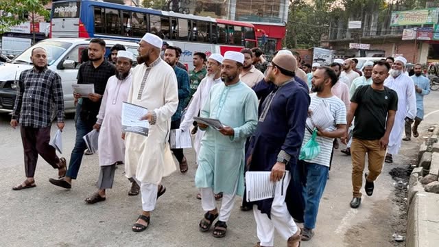 জামায়াতের লিফলেট বিতরণ