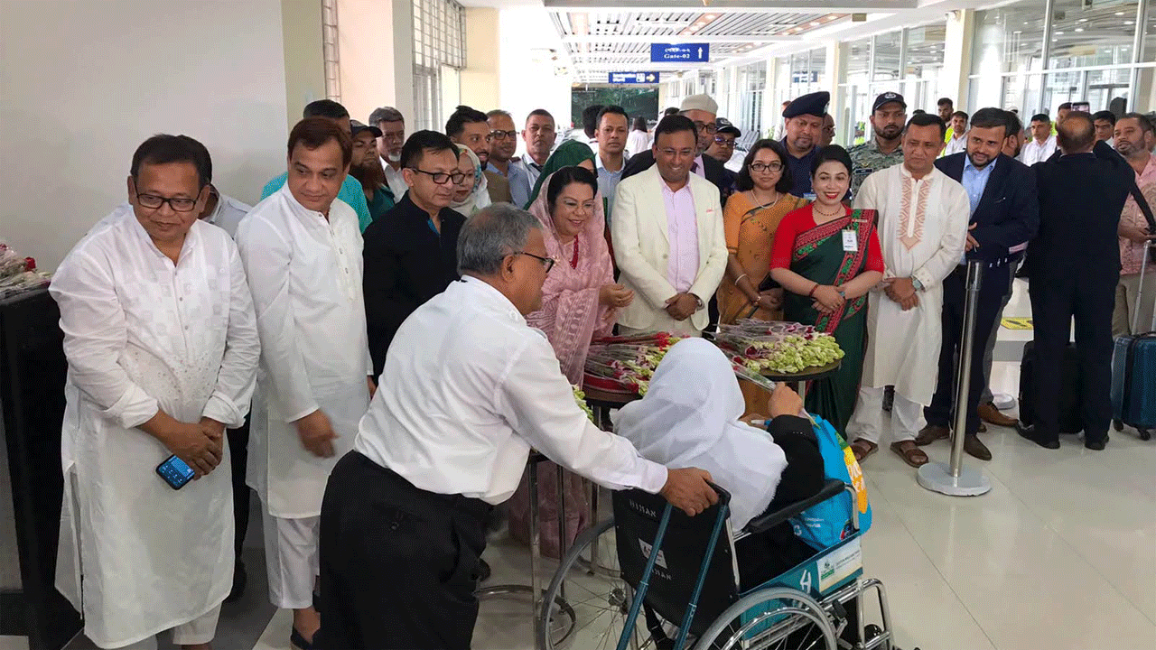 যাত্রীদের ফুল দিয়ে বরণ করছেন সংশ্লিষ্টরা
