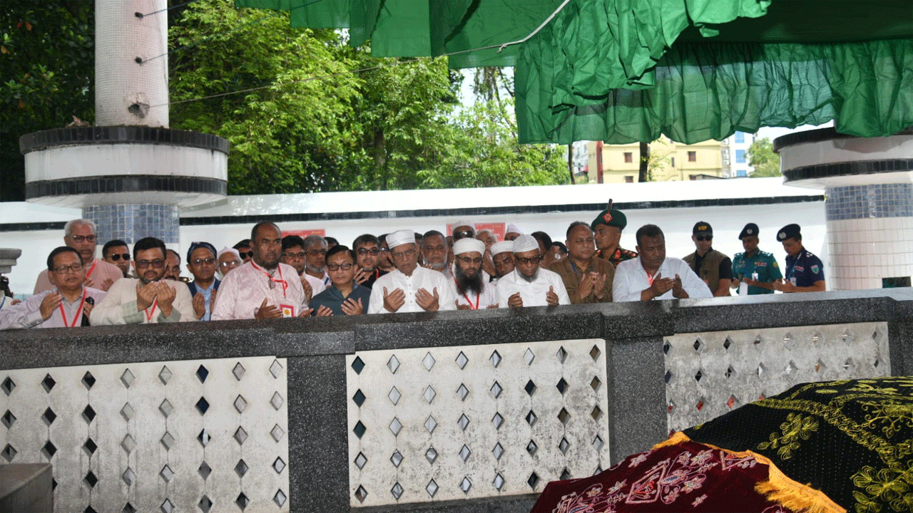 হজরত শাহজালাল র.-এর মাজার জিয়ারত করছেন রাষ্ট্রপতি মির্জা ফখরুল ইসলাম আলমগীর