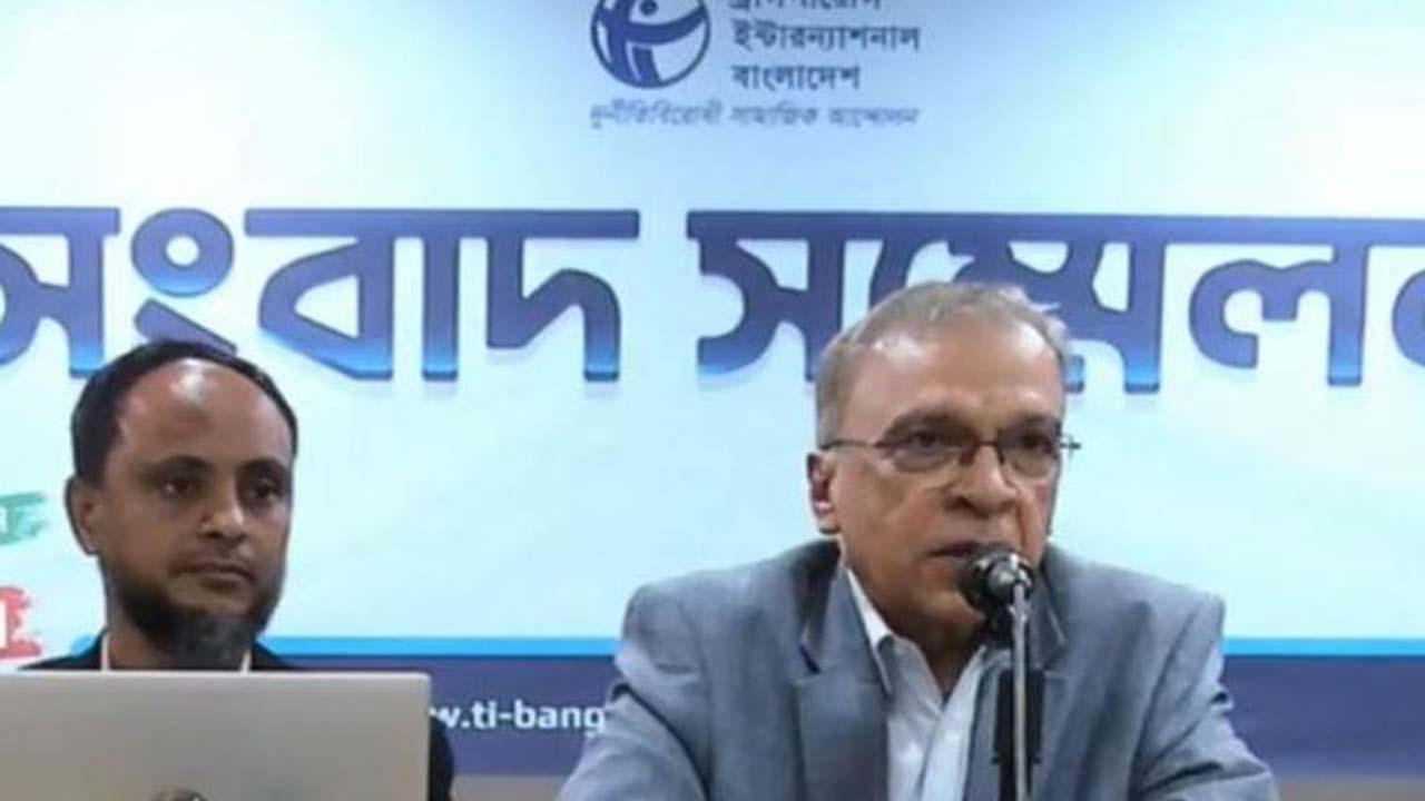 সংবাদ সম্মেলনে টিআইবি’র নির্বাহী পরিচালক ড. ইফতেখারুজ্জামান