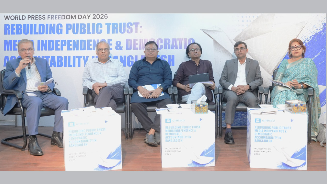 বক্তব্য রাখছেন টিআইবির নির্বাহী পরিচালক ড. ইফতেখারুজ্জামান