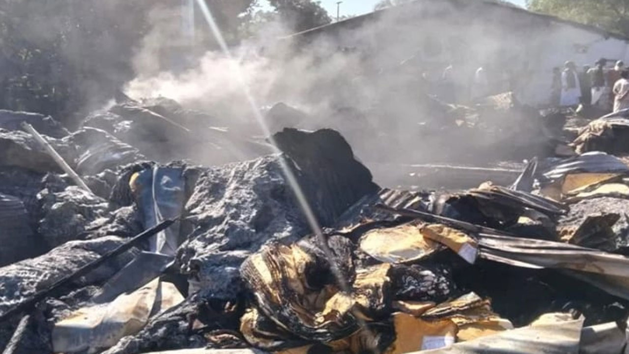 আগুনে পুড়ে গেছে টঙ্গীর চট ও প্লাস্টিকের ছয়টি গুদাম ঘর