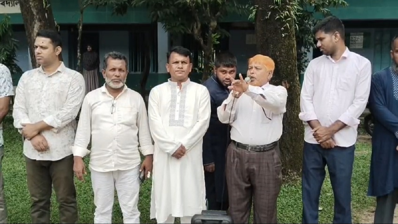 বাদাঘাট পাবলিক উচ্চ বিদ্যালয়ে শিক্ষার্থীদের হাতে মোবাইল থাকলে বহিষ্কার