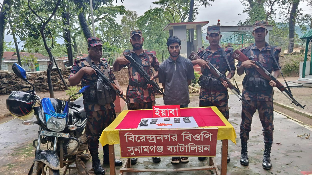 ইয়ায়া ও মোটরসাইকেলসহ আটক যুবক