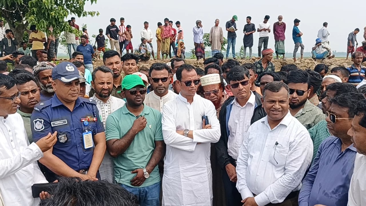 হাওরের ফসলরক্ষা বাঁধ নির্মাণ পরিদর্শন করেন সুনামগঞ্জ-১ আসনের সংসদ সদস্য কামরুজ্জামান কামরুল