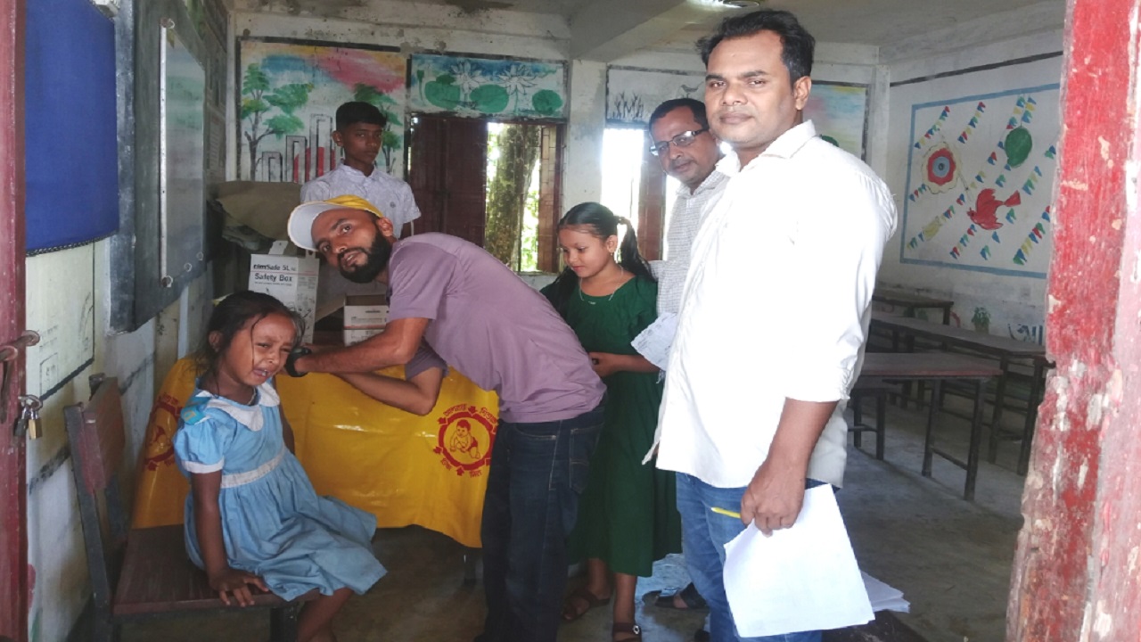 তাহিরপুর সরকারি প্রাথমিক বিদ্যালয়ের শিক্ষার্থীদের দেয়া হচ্ছে টাইফয়েডের টিকা