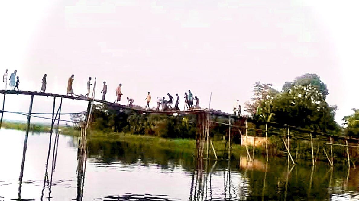 বাঁশের সাঁকো নির্মাণ করে চলাচল