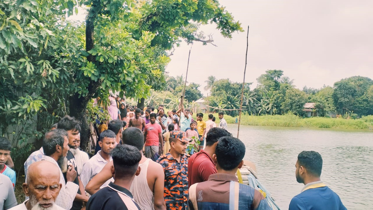 ঘটনাস্থলে ফায়ার সার্ভিস ও উৎসুক জনতা