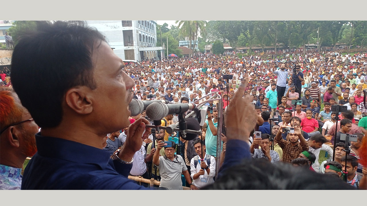 বক্তব্য দিচ্ছেন তাইফুল ইসলাম টিপু