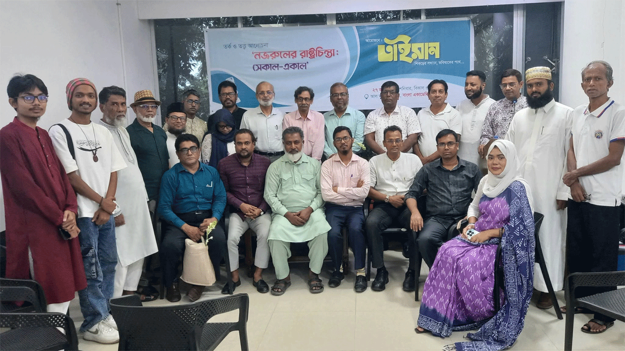 সিম্পোজিয়ামে উপস্থিত কবি-সাহিত্যিকরা