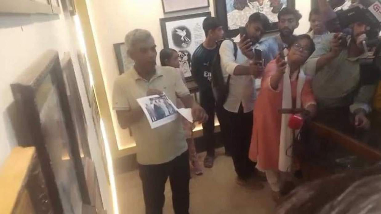 জিন্নাহর ছবি ছিঁড়ে ফেলেন ছাত্রনেতা তৈয়ব