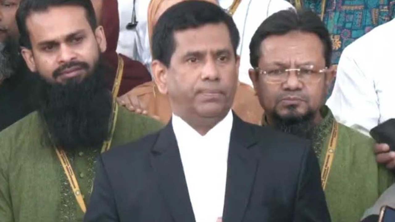 সাংবাদিকদের সাথে কথা বলছেন চিফ প্রসিকিউটর মোহাম্মদ তাজুল ইসলাম