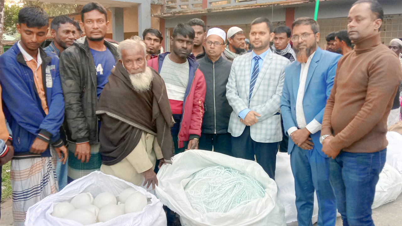 জেলেদের হাতে তুলে দেয়া হচ্ছে জালসহ মৎস্য আহরণের অন্যান্য উপকরণ