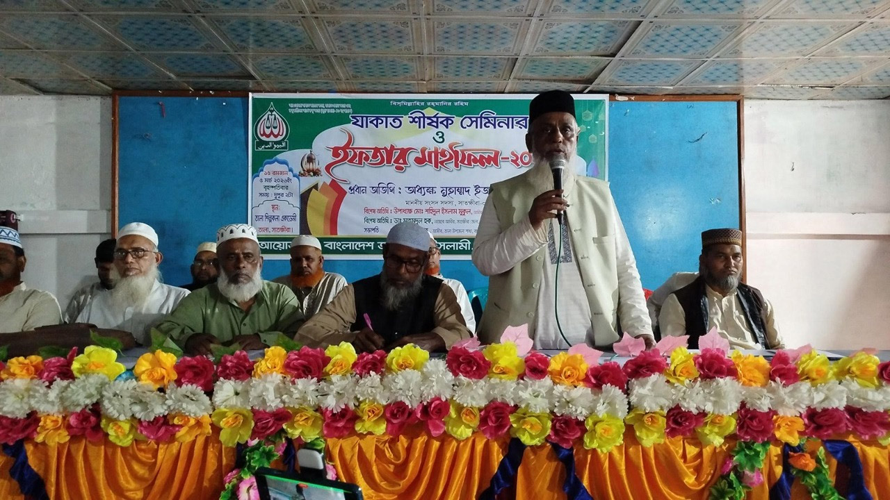 তালা শিল্পকলা অ্যাকাডেমির হলরুমে অধ্যক্ষ ইজ্জত উল্লাহ