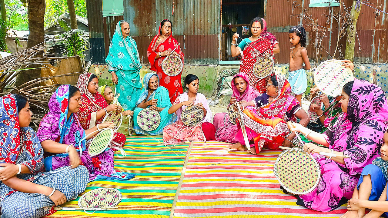 দামপাড়া গ্রামে তালপাখা তৈরিতে ব্যস্ত কারিগররা