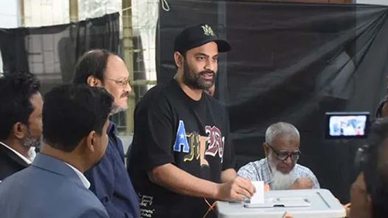 ভোট দিচ্ছেন তামিম ইকবাল