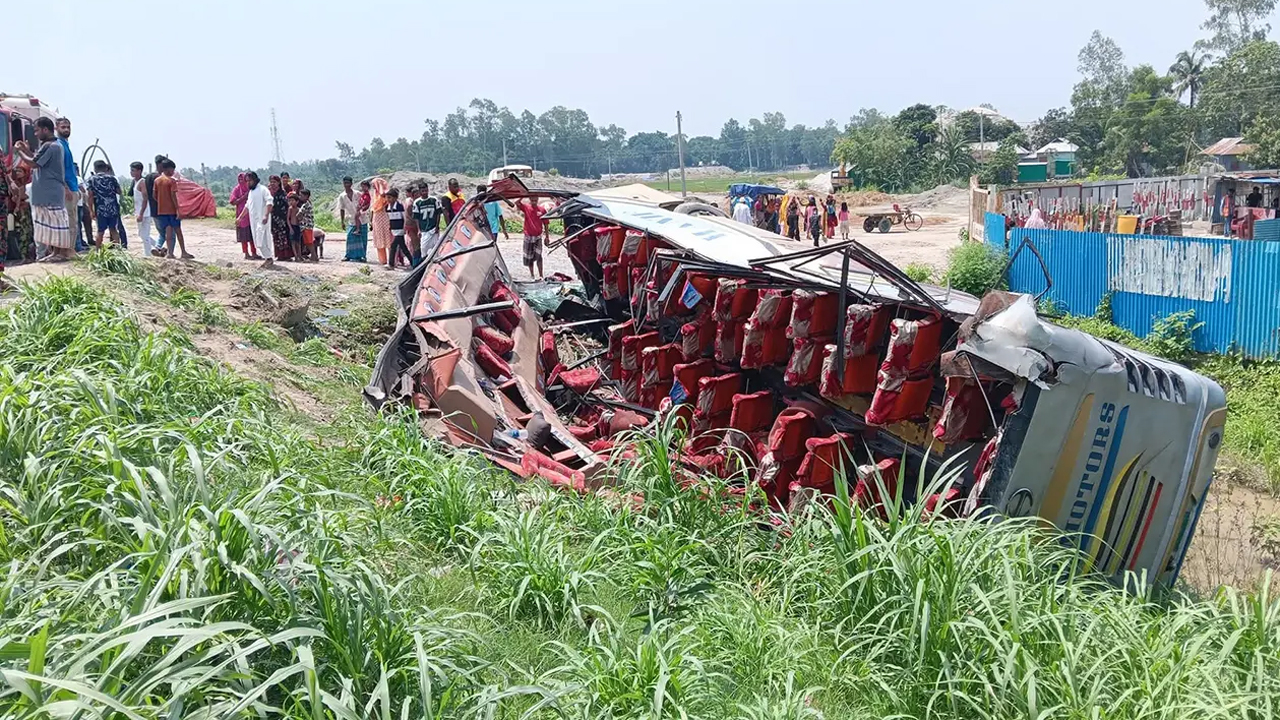 কালিহাতী উপজেলার ধলাটাঙ্গর এলাকায় মহাসড়কের পাশের খাদে পড়ে যাওয়া বাস
