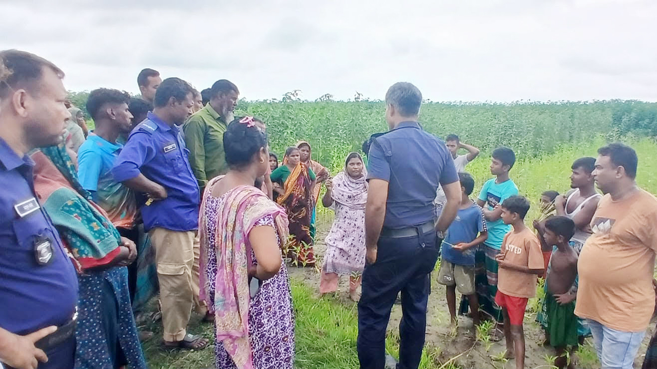 লাশ উদ্ধারে ঘটনাস্থলে পুলিশ