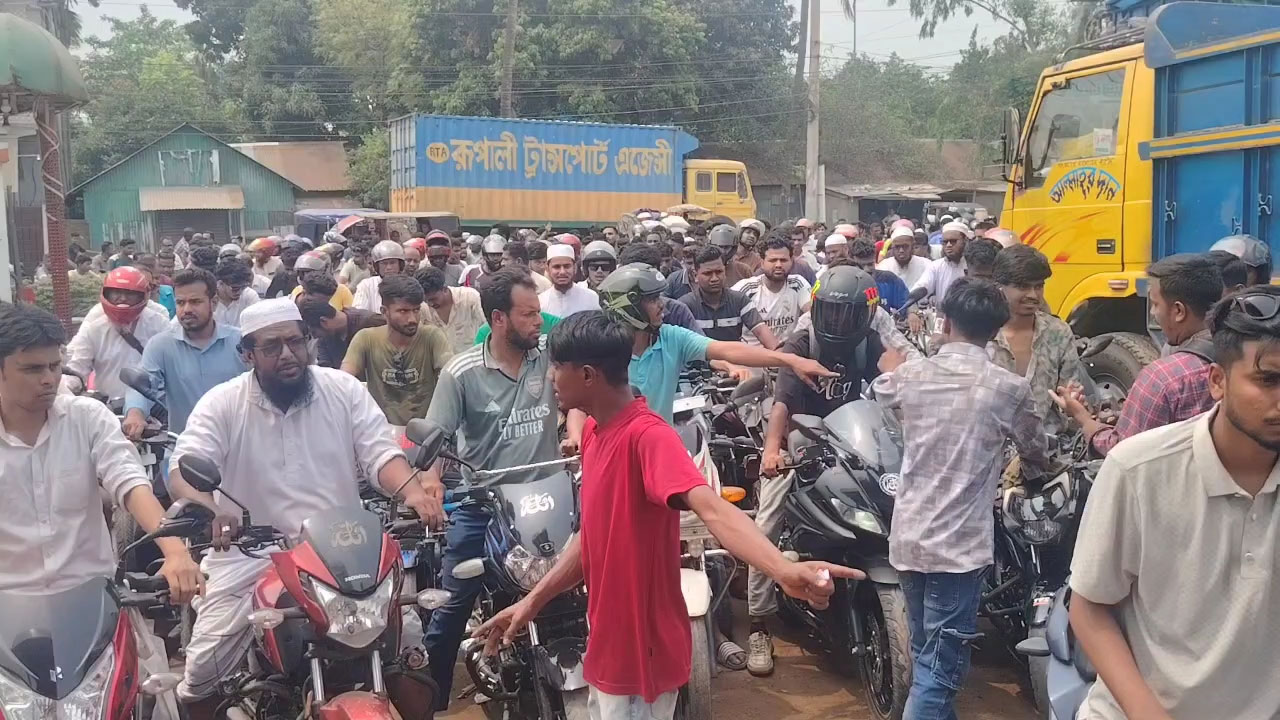 পেট্রোল নিতে মোটরসাইকেল চালকদের লম্বা লাইন