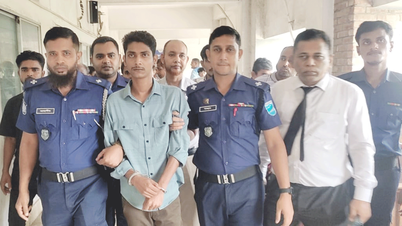 মামলার রায় ঘোষণার পর আসামি সাব্বির মিয়াকে কারাগারে নেয়া হচ্ছে