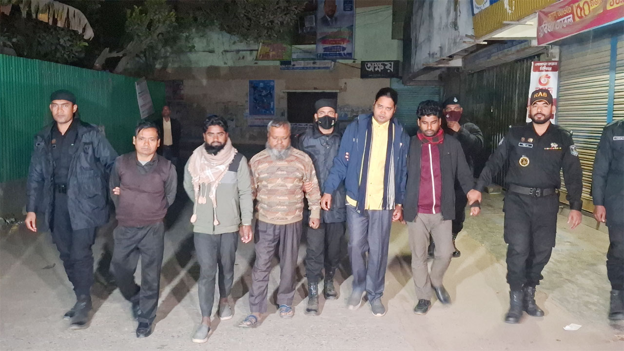 টাঙ্গাইলে শিক্ষক নিয়োগ পরীক্ষার প্রশ্ন ফাঁস চক্রের পাঁচ সদস্যকে গ্রেফতার করেছে র‌্যাব