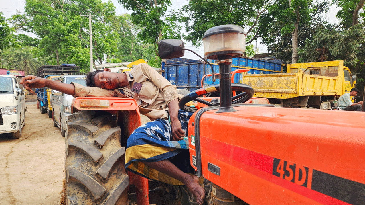 তেল নিতে এসে ঘুমিয়ে পড়া চালক