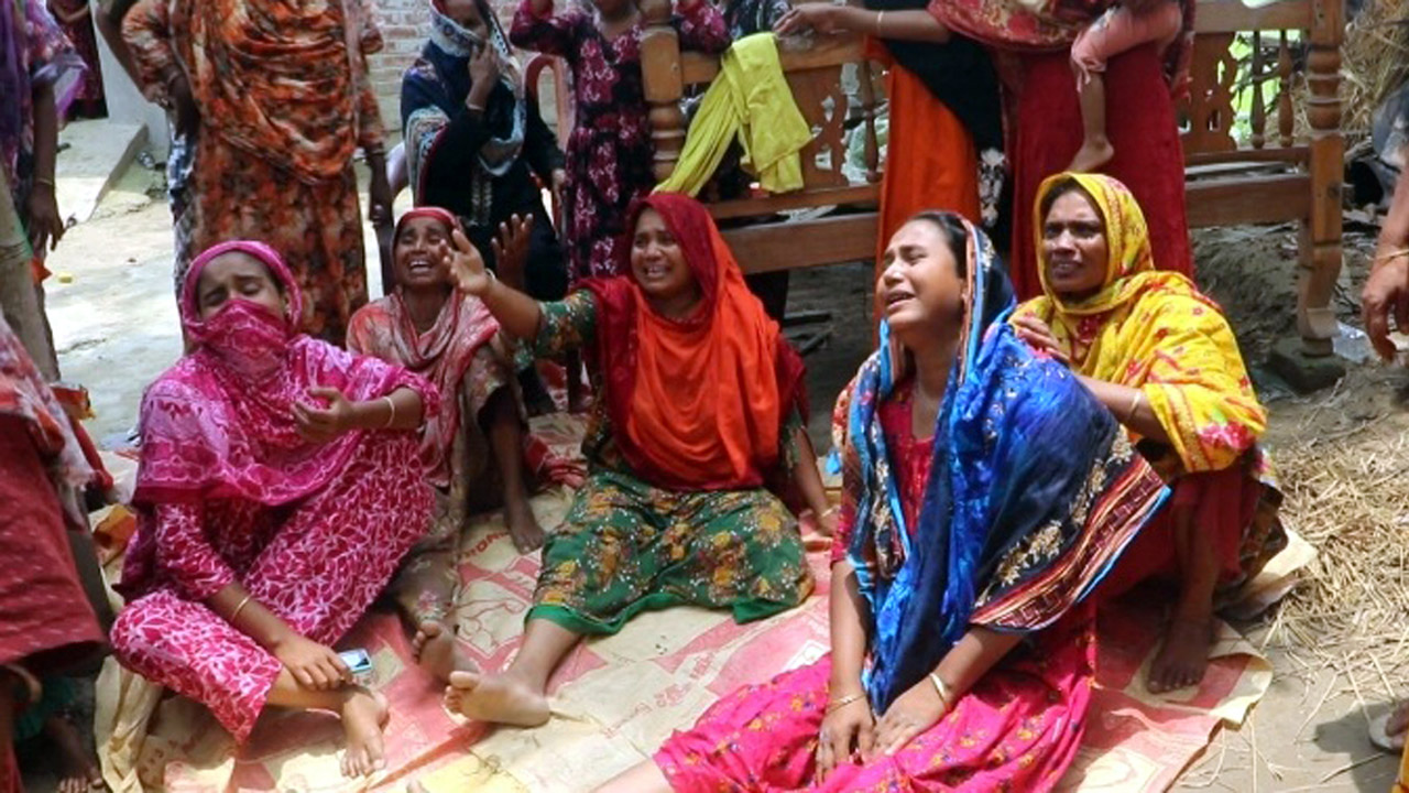 টাঙ্গাইলের সড়ক দুর্ঘটনায় নিহতদের বাড়িতে বাড়িতে চলছে শোকের মাতম