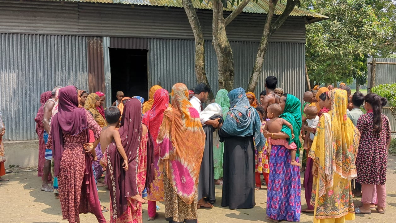 নিহত শিশুর বাড়িতে স্বজনদের ভিড়