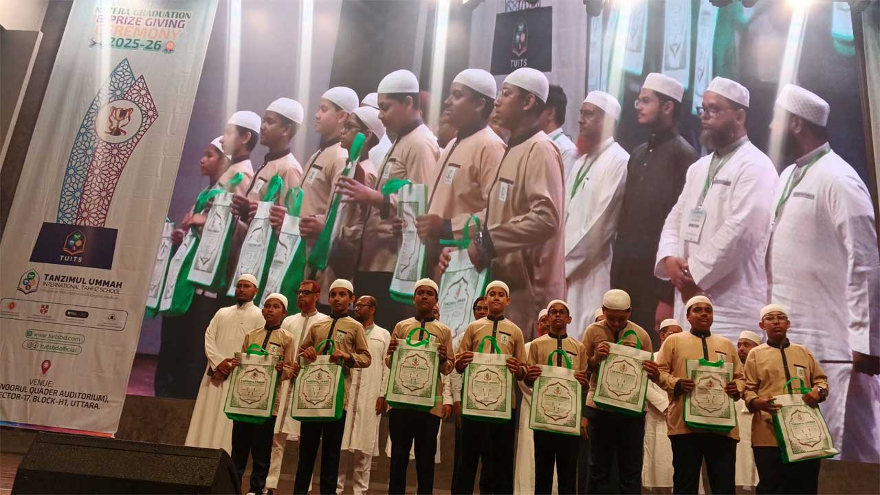 নাজেরা গ্রাজুয়েশনপ্রাপ্ত কৃতি শিক্ষার্থীদের সাথে তানজিমুল উম্মাহর চেয়ারম্যান হাবিবুল্লাহ ইকবালসহ শিক্ষকরা