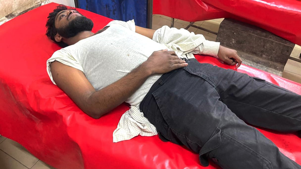 হাসপাতালে আহত নয়া দিগন্ত মাল্টিমিডিয়া সাংবাদিক তারেক মাহমুদ