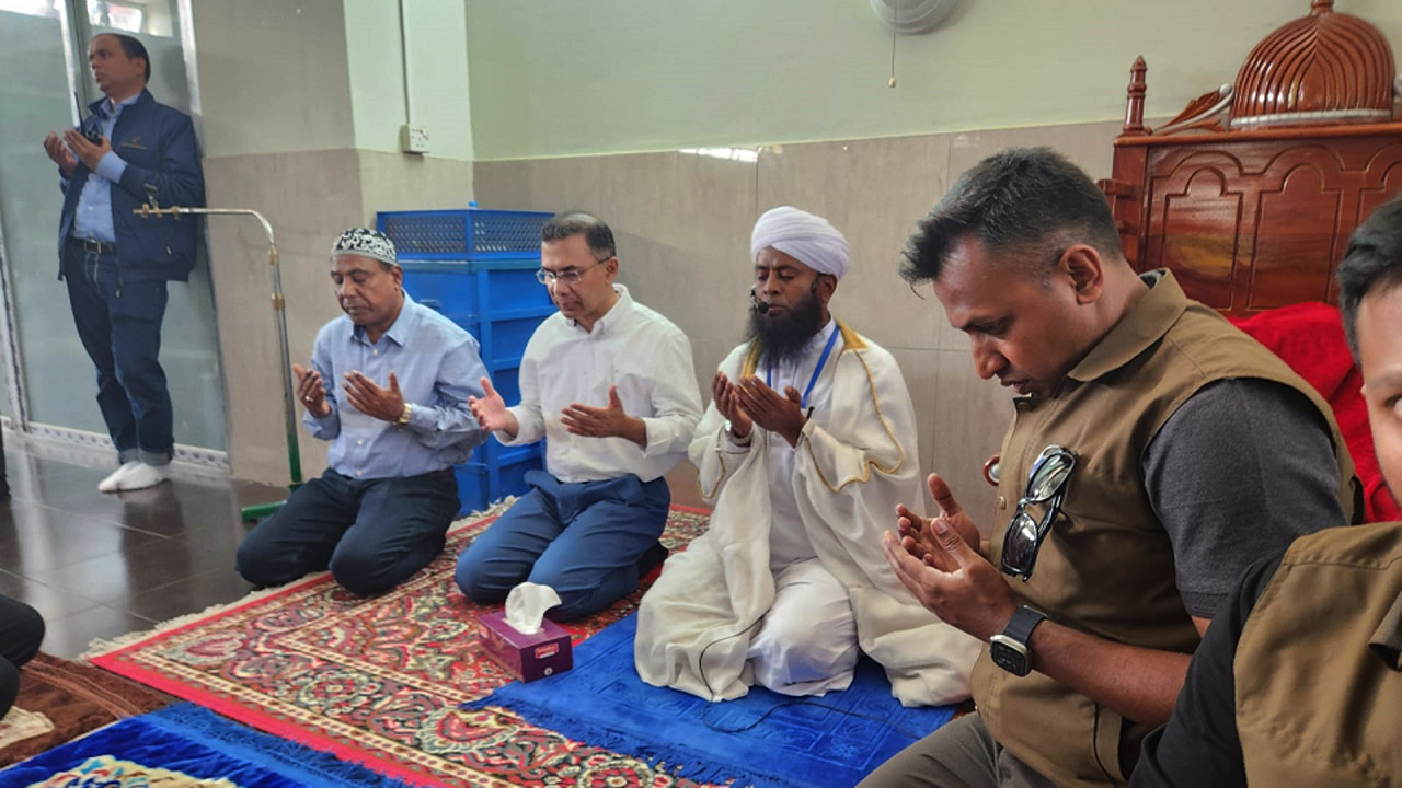 নিজের প্রতিষ্ঠিত বাইতুর রহমান সেন্ট্রাল মসজিদে তারেক রহমানের জুম্মার নামাজ আদায়
