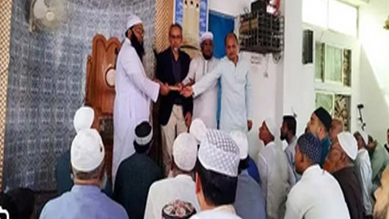 কড়াইল বস্তিতে আগুনে ক্ষতিগ্রস্ত মসজিদে তারেক রহমানের আর্থিক অনুদান প্রদান