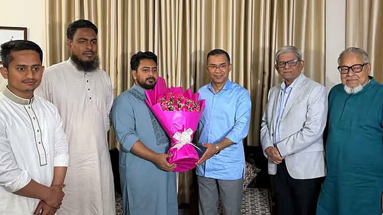 বিএনপির চেয়ারম্যান তারেক রহমানকে ফুলের তোড়া দিয়ে নিজ বাসায় স্বাগত জানান জাতীয় নাগরিক পার্টির (এনসিপি) আহ্বায়ক নাহিদ ইসলাম