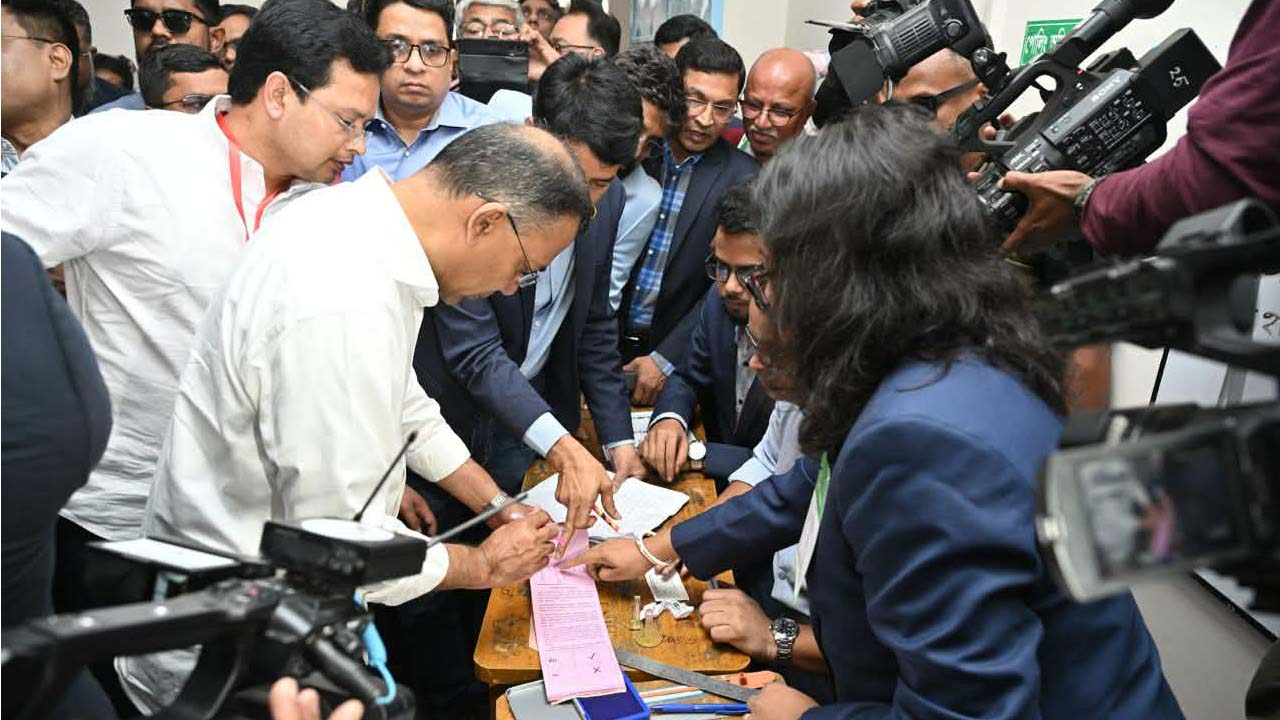 ভোট দিচ্ছেন তারেক রহমান