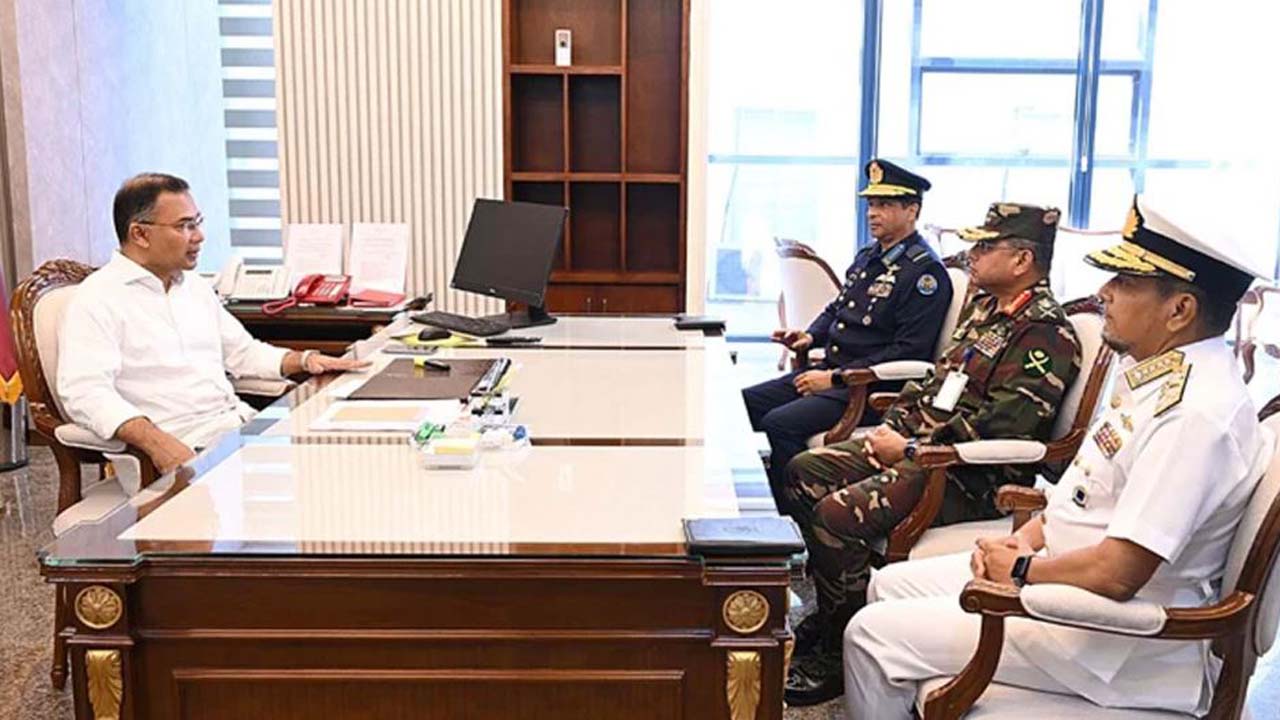 তিন বাহিনী প্রধানের সাথে সাক্ষাৎ করছেন প্রধানমন্ত্রী তারেক রহমান