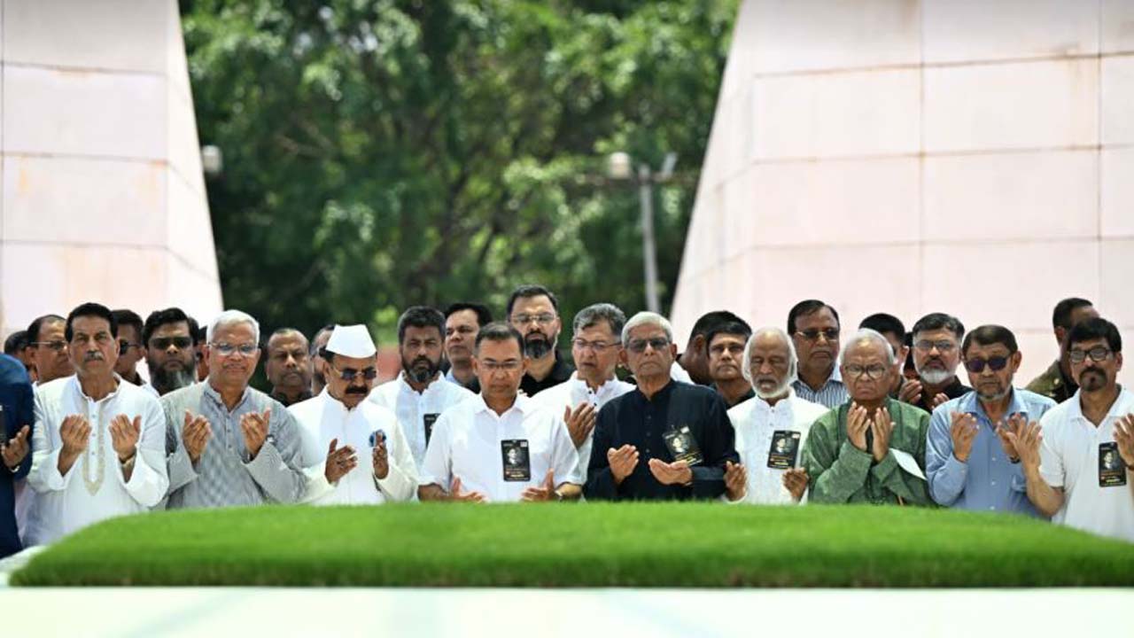 শহীদ প্রেসিডেন্ট জিয়াউর রহমানের মাজারে শ্রদ্ধা জানান প্রধানমন্ত্রী তারেক রহমান