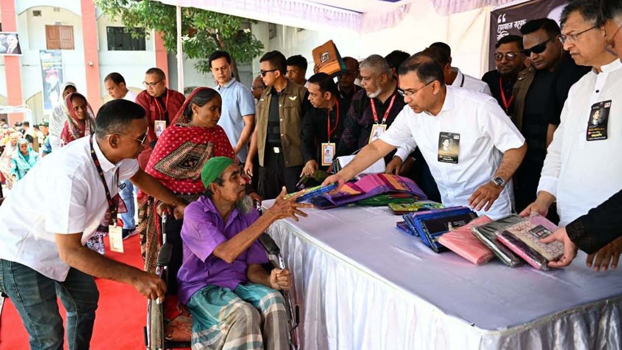 দুস্থদের মাঝে বস্ত্র বিতরণ করছেন তারেক রহমান