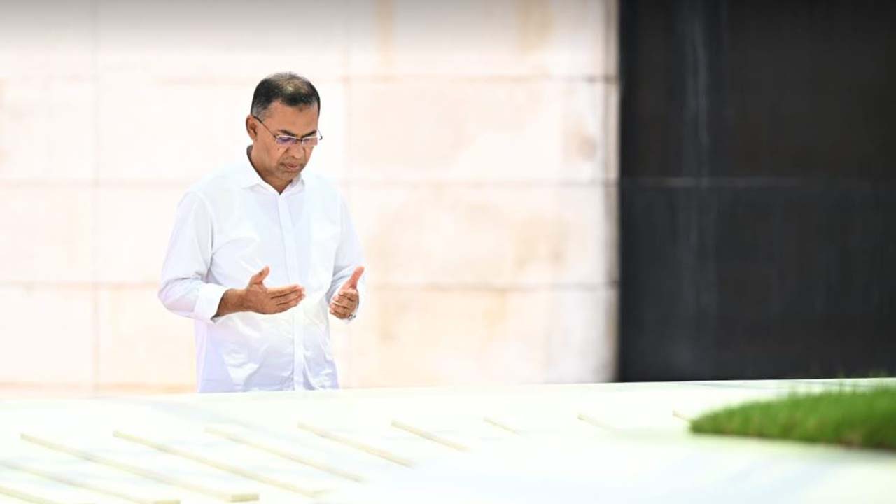 বাবা-মায়ের জন্য দোয়া করছেন প্রধানমন্ত্রী তারেক রহমান