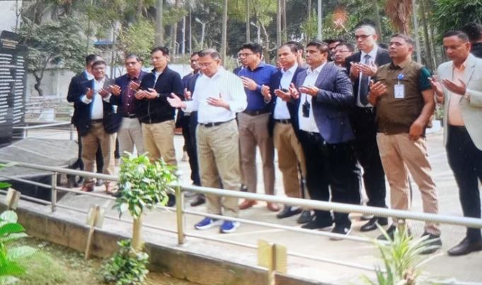 পিলখানা ট্রাজেডিতে শহীদ সেনা কর্মকর্তাদের কবর জিয়ারত করছেন তারেক রহমান