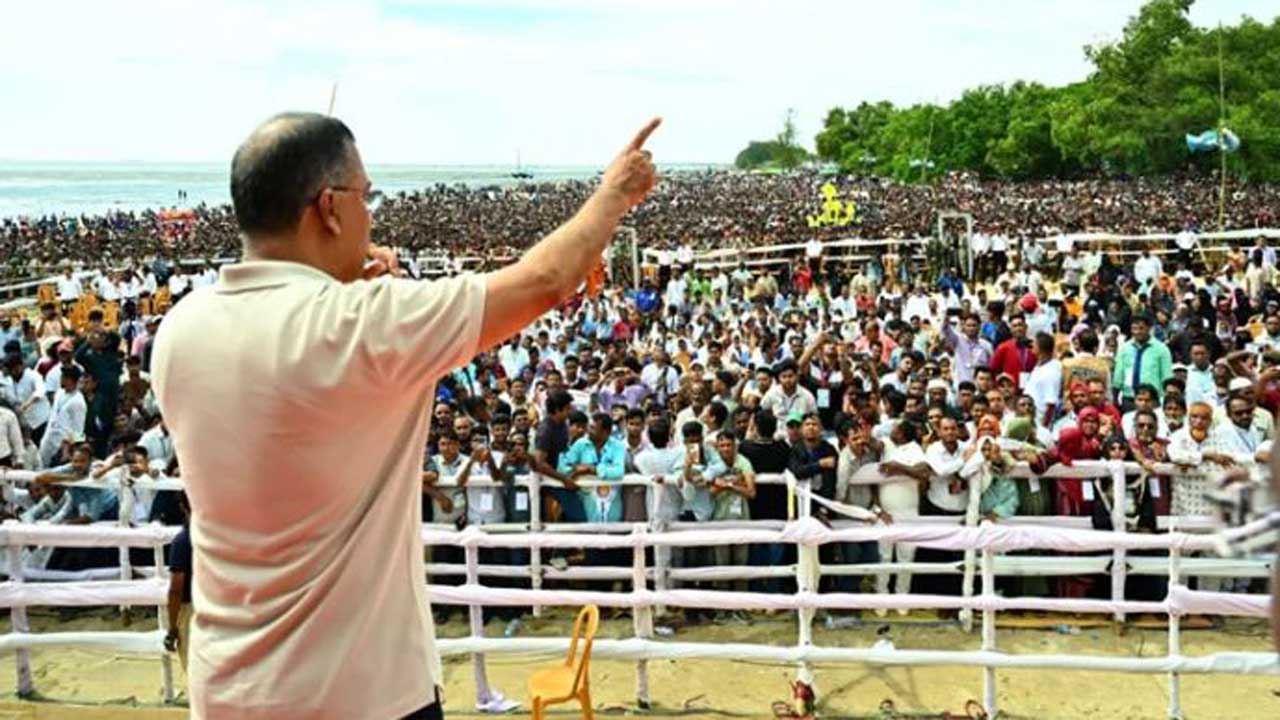 প্রধানমন্ত্রী তারেক রহমান চট্টগ্রামের বাঁশখালী উচ্চ বিদ্যালয় ও কলেজ মাঠে বক্তব্য দিচ্ছেন