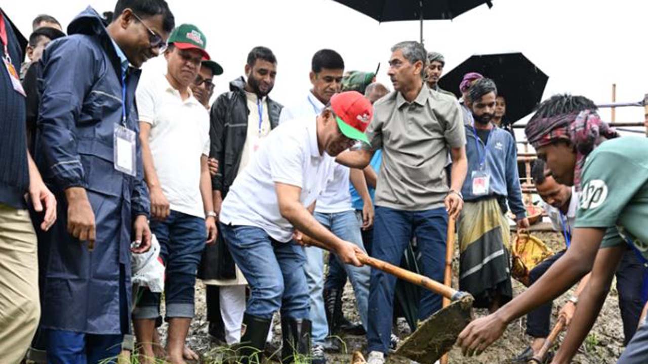 দুর্যোগপূর্ণ আবহাওয়ার মধ্যে প্রধানমন্ত্রী তারেক রহমান বাসিয়া নদীর খাল পুনঃখনন কর্মসূচির উদ্বোধন করেন