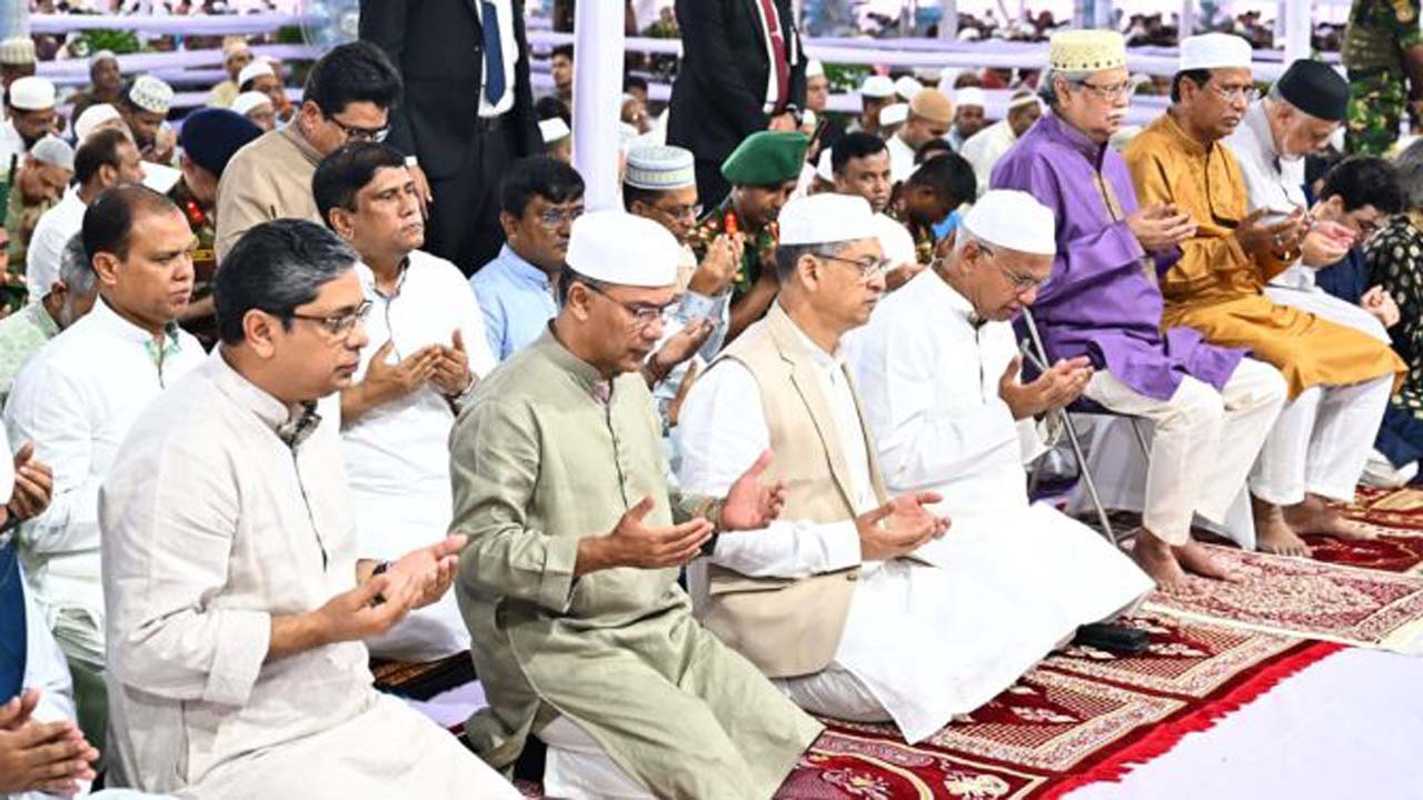 ঈদের নামাজ শেষে সমগ্র মুসলিম উম্মাহসহ দেশ-জাতির কল্যাণ, সুখ-শান্তি এবং বিশ্বের শান্তি কামনা করে দোয়া ও মোনাজাত করা হয়