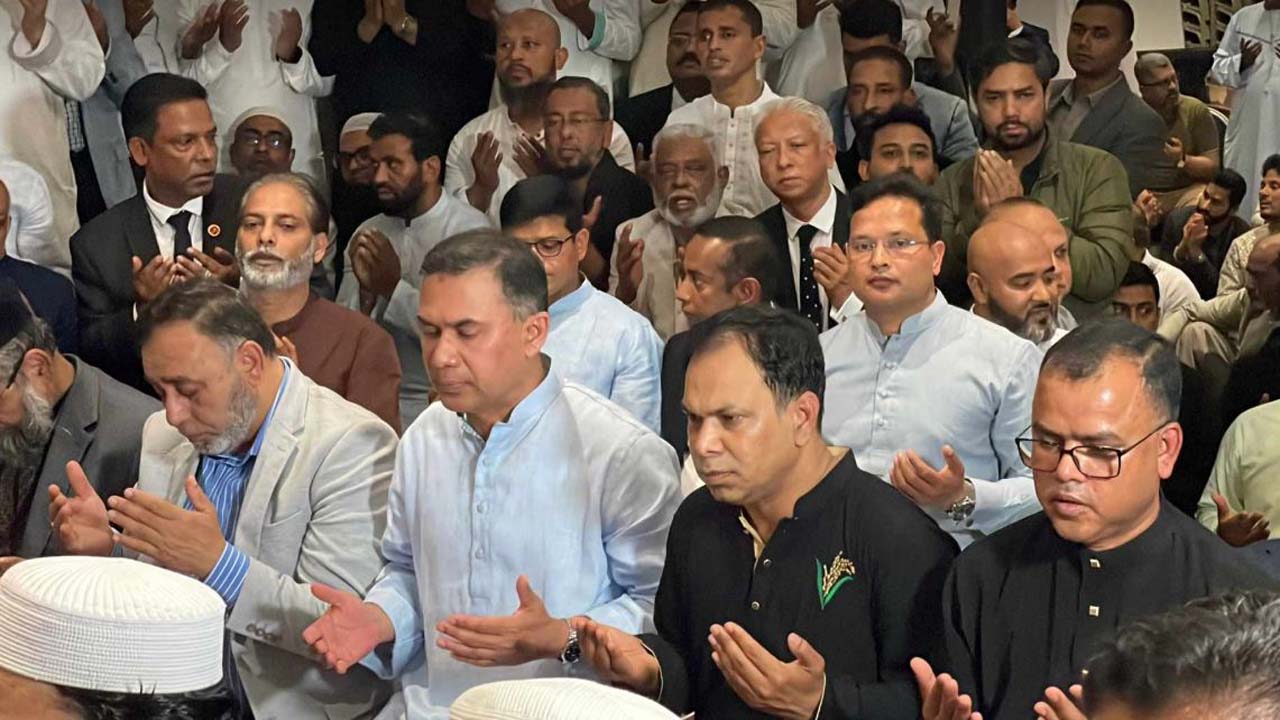 দোয়া মাহফিলে তারেক রহমান