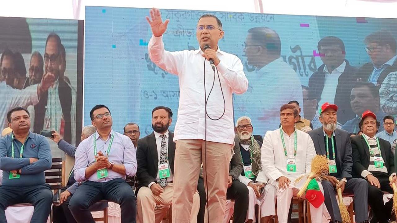 জনসভায় বক্তব্য দিচ্ছেন বিএনপির চেয়ারম্যান তারেক রহমান