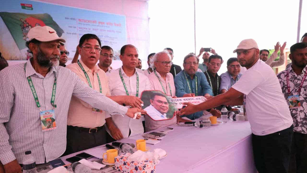 শহীদ-আহতদের পরিবারের মাঝে চিকিৎসা সহায়তা ও অটোরিকশা উপহার