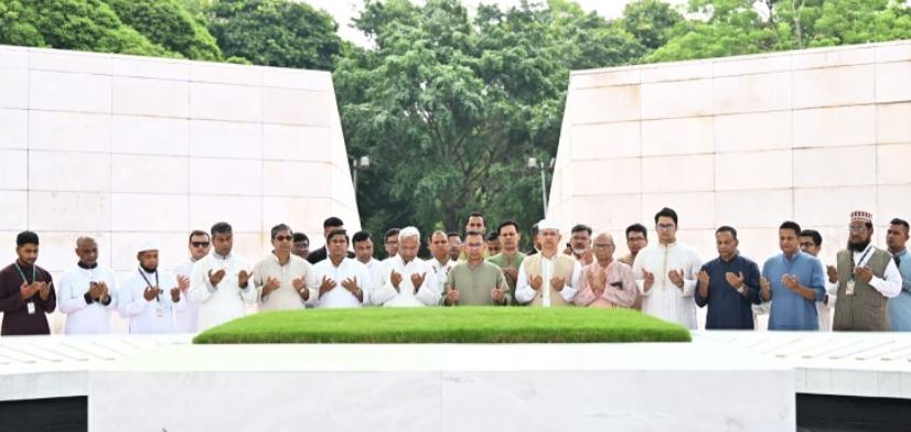 ঈদের দিন শহীদ প্রেসিডেন্ট জিয়াউর রহমান ও খালেদা জিয়ার মাজার জিয়ারত করেন প্রধানমন্ত্রী তারেক রহমান