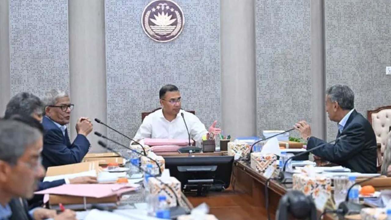 মন্ত্রিপরিষদ বিভাগের সম্মেলন কক্ষে অনুষ্ঠিত সভায় সভাপতিত্ব করেন প্রধানমন্ত্রী তারেক রহমান